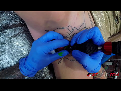 ❤️ Ekstremt tatoveret hottie Sully Savage fik en tatovering på sin klitoris ❌ Porno at da.xxxdesichudai.ru ❌️❤